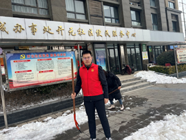 雪地里有人在街道边走描述已自动生成