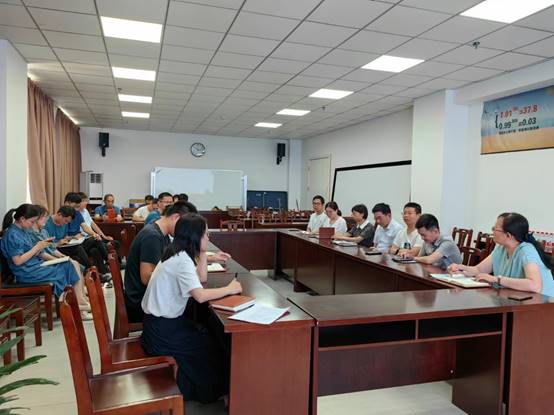 说明: 人们在厨房里描述已自动生成