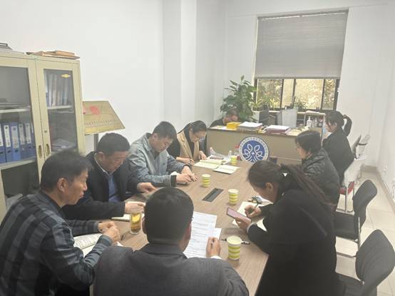 一群人围坐在桌子前描述已自动生成