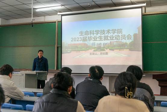 说明: C:\Users\lenovo\Desktop\19级就业指导\照片27-1.jpg