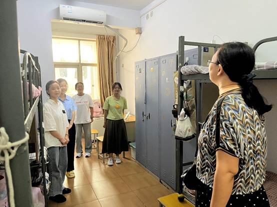 说明: E:\2023年\002照片资料\09.02新生报到查寝\4094608a48e81096c416e3cf10747db.jpg